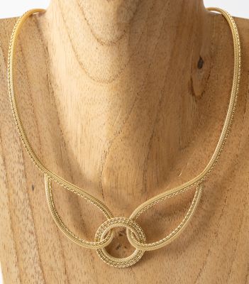 gros plan d'un collier sur un mannequin mannequin mannequin mannequin mannequin mannequin mannequin mannequin mannequin