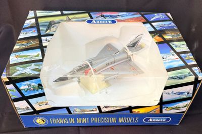 une boîte contenant une maquette d'avion de chasse