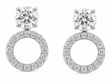une paire de boucles d'oreilles en diamant sur fond blanc