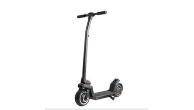 gros plan d'un scooter sur fond blanc