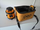 un sac jaune et noir et une trousse à outils noire et orange