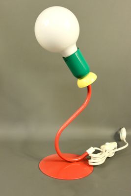 une lampe posée sur une table