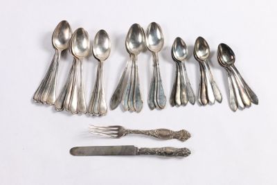 beaucoup de cuillères et de fourchettes sur la table