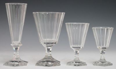 A DETAILLER Partie de service de verres à pied en cristal de…