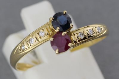 une photo en gros plan d'une bague sertie de deux pierres