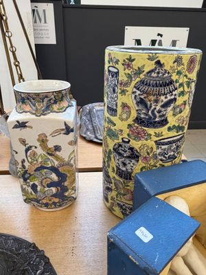 de nombreux vases de toutes sortes posés sur une table dans une pièce