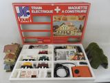 un circuit de train miniature dans une boîte avec d'autres jouets