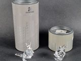 deux morceaux de verre posés à côté d'une canette