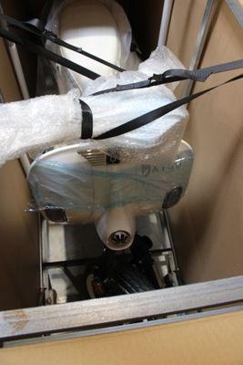 des toilettes emballées dans du plastique et placées dans un carton