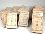 plusieurs vieux livres sont empilés sur une table