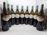 six bouteilles de vin sont alignées sur un comptoir