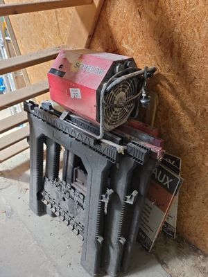 une petite machine posée sur une table
