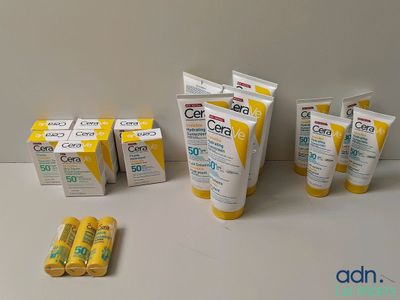 plusieurs tubes de dentifrice posés sur une table à côté d'une boîte de dentifrice