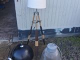 une lampe posée sur un trépied à côté d'une autre lampe