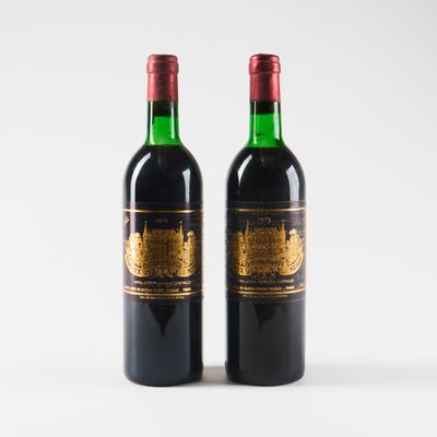deux bouteilles de vin rouge posées l'une à côté de l'autre sur une surface blanche