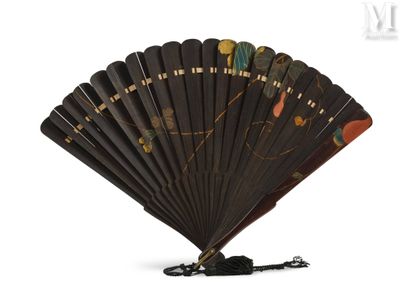 un ventilateur entouré d'une chaîne