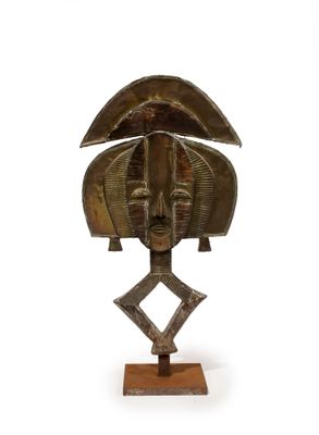 sculpture en bronze représentant le visage d'une femme, posée sur un socle en bois