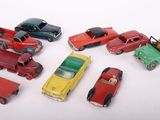 plusieurs petites voitures sont alignées sur une surface blanche