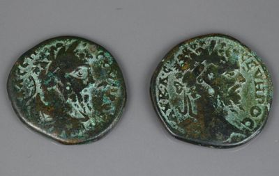 deux pièces de monnaie romaines anciennes, dont l'une présente un avers et l'autre un revers