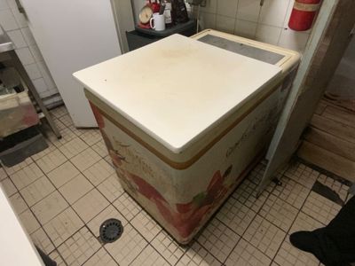 Un congélateur bahut GLACES DES ALPES