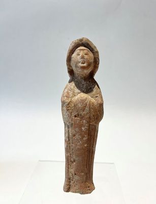 SERVANTE en terre cuite vêtue d'une longue robe (fêles).