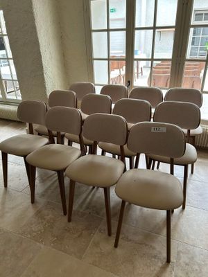 six chaises alignées devant une fenêtre