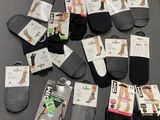 plusieurs paires de chaussettes posées sur une table