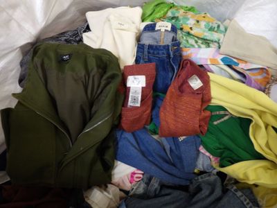 une pile de vêtements posée sur un lit