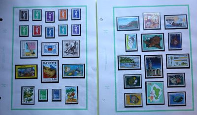 deux pages d'un livre sur lesquelles figurent des timbres