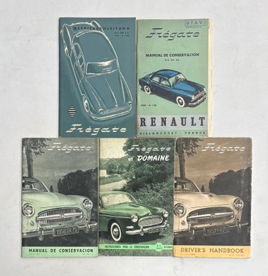 Plusieurs anciennes brochures automobiles sont alignées sur une surface blanche