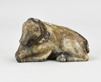 statue d'un éléphant couché sur une surface blanche