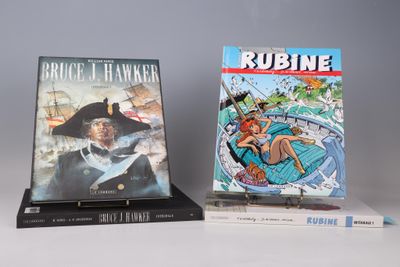 deux livres posés l'un à côté de l'autre sur une table