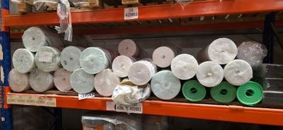 de nombreux rouleaux de papier toilette sur les rayons du magasin