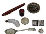 de nombreux objets, notamment un stylo, une cuillère, un repose-cuillère et d'autres objets