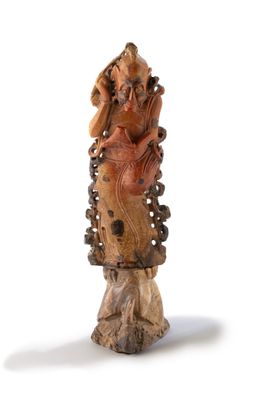 une image représentant une statue d'une femme assise sur une souche d'arbre