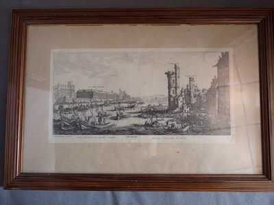 une vieille photo représentant une ville, dans un cadre en bois