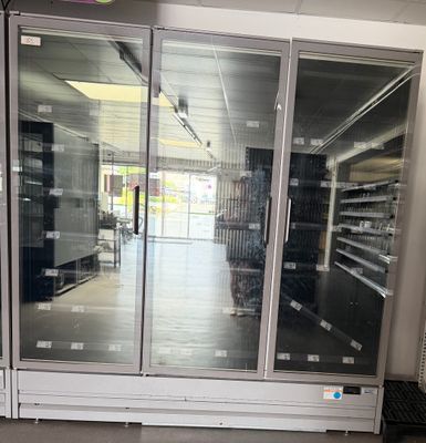 une photo d'un magasin doté d'une grande porte coulissante en verre