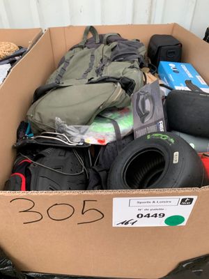 une boîte en carton remplie de bagages et d'autres objets