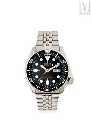 un gros plan d'une montre sur un fond blanc avec un fond blanc