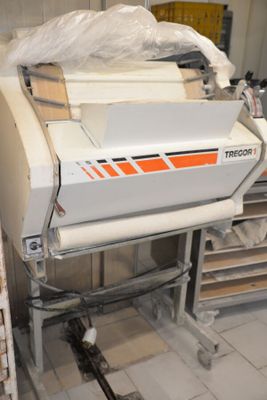 a machine that is sitting in the middle of a room