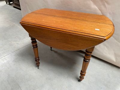 une petite table posée à même le sol