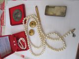 beaucoup de perles et d'autres objets posés sur une table