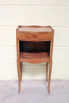 une petite table en bois surmontée d'un tiroir