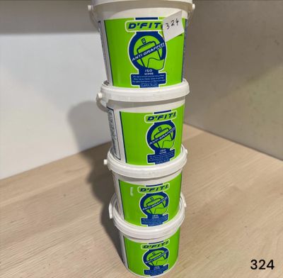 trois seaux de glace posés sur une table en bois