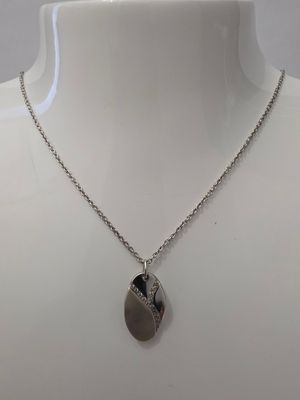 gros plan d'un collier sur un mannequin mannequin