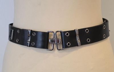 un gros plan d'une ceinture sur le torse d'un mannequin