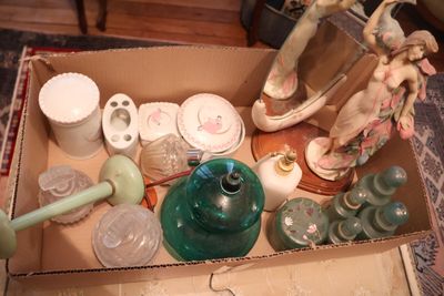 une boîte remplie d'objets divers qui s'y trouvent