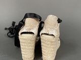 an image of a pair of espadrills with bows on them