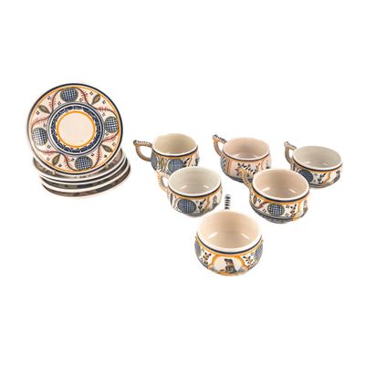 un grand nombre de tasses et de soucoupes posées sur une table