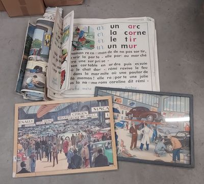 de nombreuses photos de personnes allongées par terre dans un magasin
